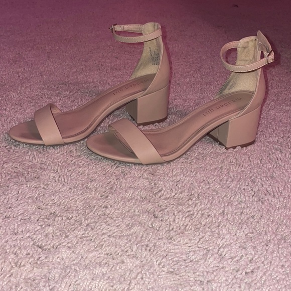 6 1/2 Madden Girl Tan Heels - Picture 1 of 3